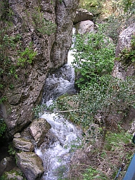 L'eau bouillonnante dans les gorges