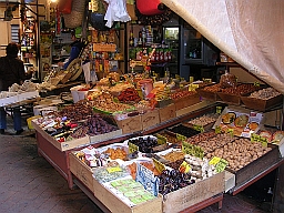 Epicerie perpignanaise rue des "olives"