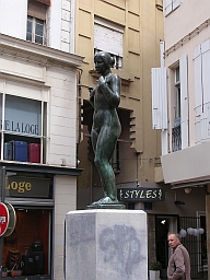 Statue de Maillol, place de la Loge