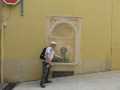 MM devant le trompe-l'oeil de la fontaine